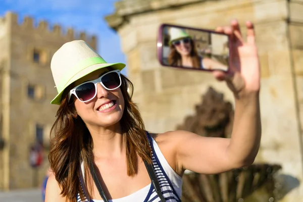 Female tourist taking selfie photo with smartphone — Stock Photo, Image
