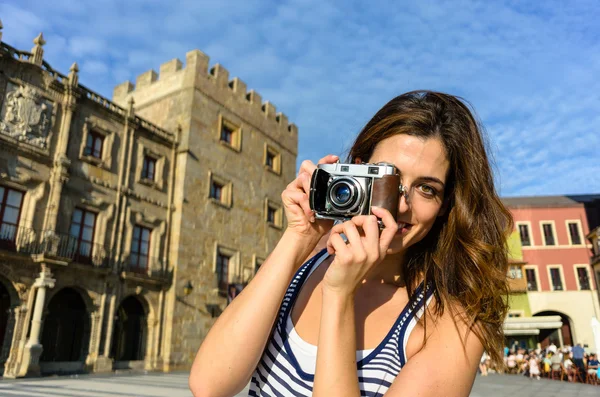 Turista femminile che scatta foto a Gijon Spagna — Foto Stock