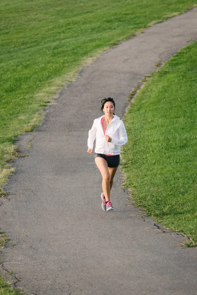 Mulher correndo no parque — Fotografia de Stock