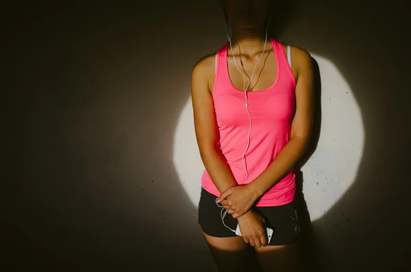 Mulher desportiva em uma pausa de treinamento — Fotografia de Stock