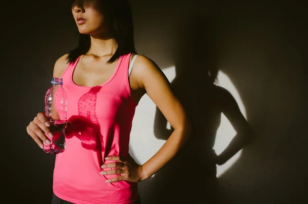 Motivated athlete taking a rest for drinking water — Stock Photo, Image