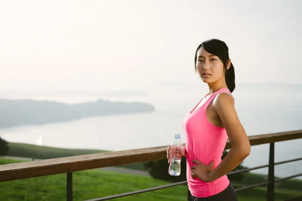 Donna fitness pensieroso guardando l'oceano — Foto Stock