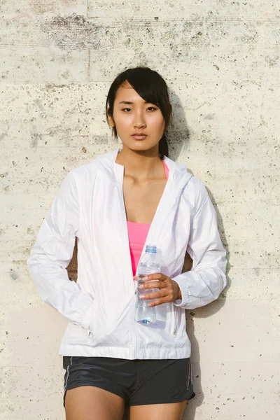 Female athlete drinking water — Stock Photo, Image