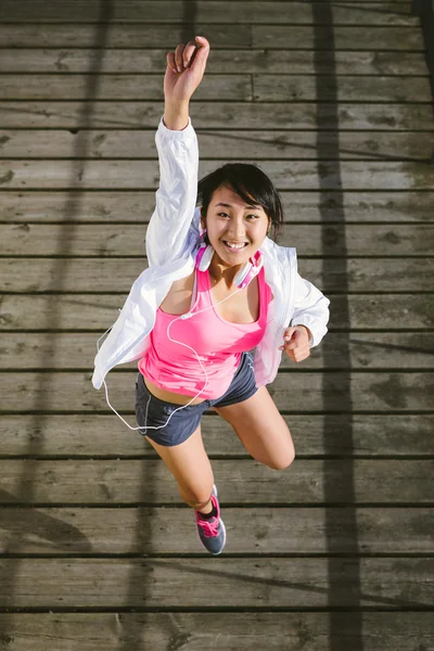 Sportliche junge glückliche Frau springt — Stockfoto