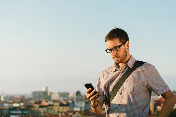 Професійний випадковий чоловік перевіряє повідомлення на смартфоні — стокове фото