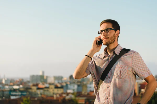 Profissional casual homem no celular chamada de trabalho — Fotografia de Stock