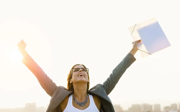 Mulher de negócios da cidade celebrando o sucesso no pôr do sol — Fotografia de Stock