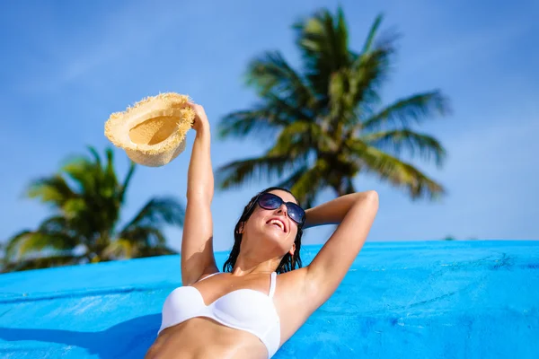 Glückliche Frau im Karibik-Urlaub — Stockfoto