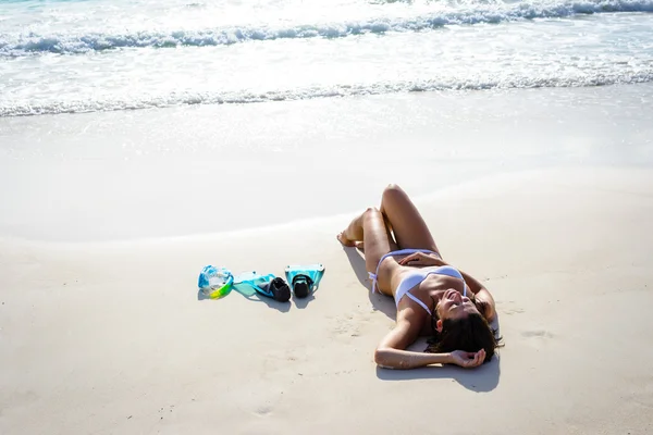 Žena si odpočiňte na tropické pláži dovolenou — Stock fotografie