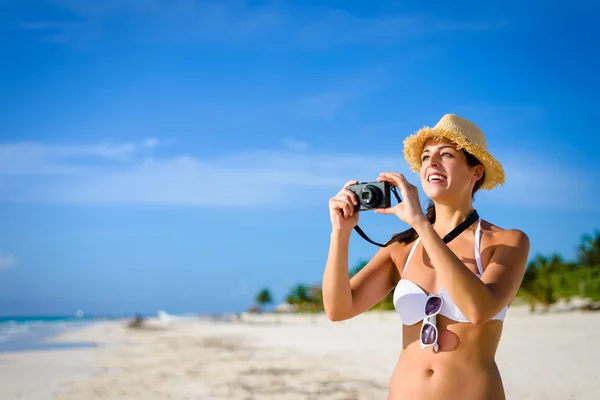 Donna che scatta foto sulla spiaggia di caraibi tropicali — Foto Stock