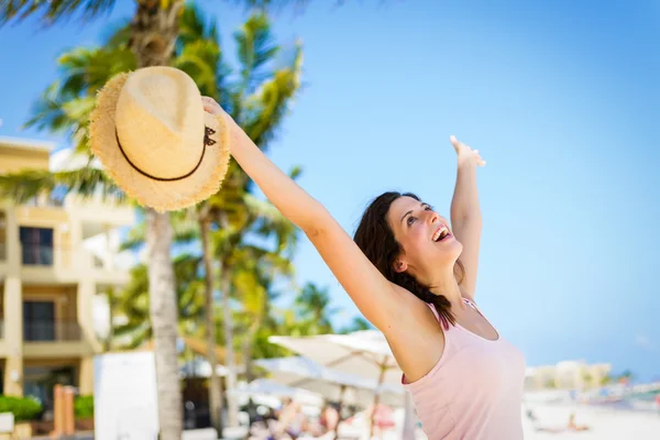 Mulher feliz desfrutando de férias de verão caribenho — Fotografia de Stock