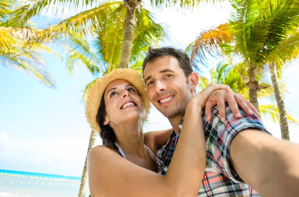 Couple on caribbean travel taking selfie photo — Stock Photo, Image