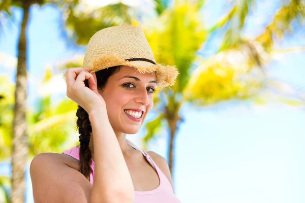 Glückliche Frau auf sommerlicher Karibik-Reise — Stockfoto