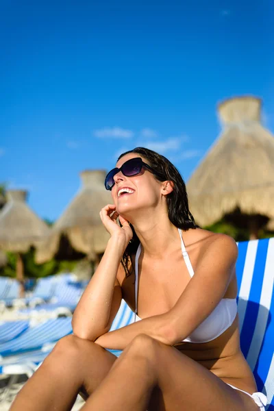 Mujer feliz relajándose de vacaciones en la playa del complejo tropical — Foto de Stock