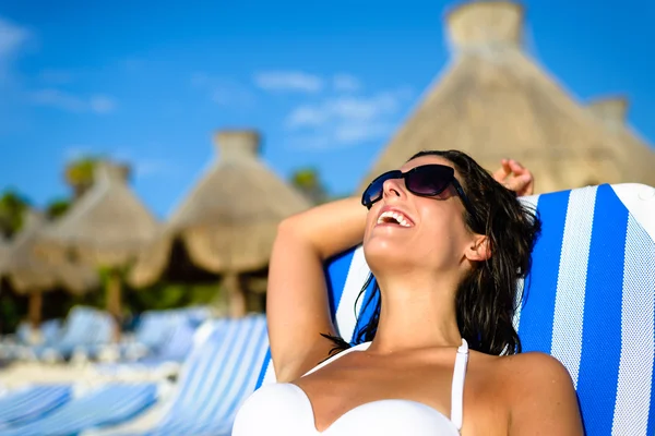 Mulher em férias relaxantes no resort tropical praia banhos de sol — Fotografia de Stock