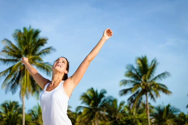 Mulher feliz desfrutando de férias tropicais caribenhas — Fotografia de Stock