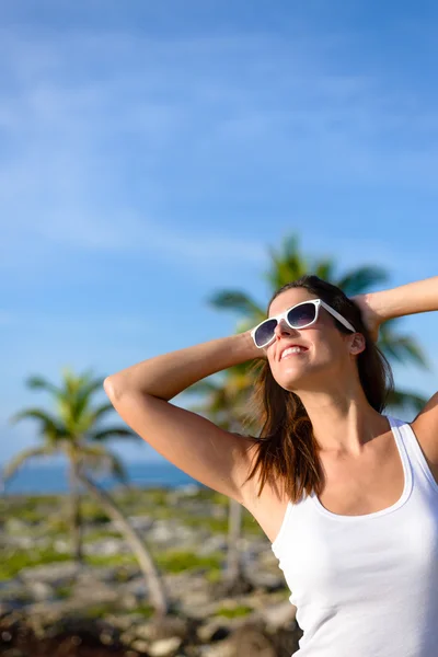 Glad ung kvinna på sommaren tropiska Karibien resa — Stockfoto
