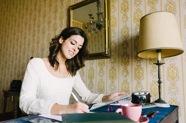 Kvinne med digital nettbrett som arbeider hjemme – stockfoto