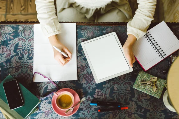 Trabajar en casa con tablet digital en escritorio vintage —  Fotos de Stock