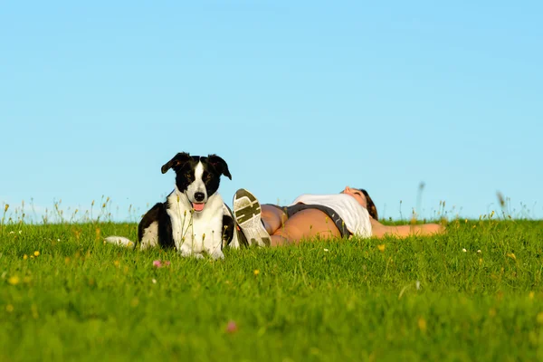 Sportliche Frau und Hund ruhen und entspannen — Stockfoto