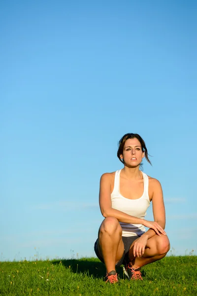 Sporty woman on outdoor workout rest — Zdjęcie stockowe