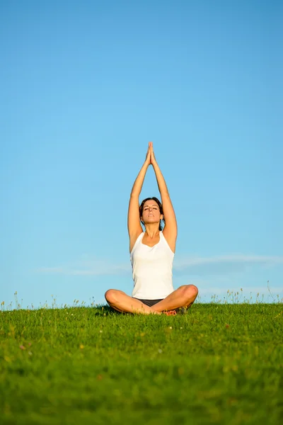 Détendez-vous et yoga extérieur — Photo