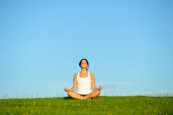 Femme faisant yoga détente en plein air — Photo