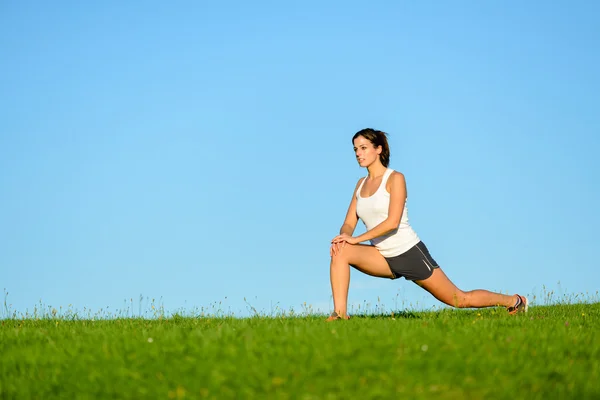 Sportliche Frau dehnt sich im Freien — Stockfoto