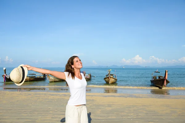 Woman enjoying freedom on Thailand travel at beach — 图库照片