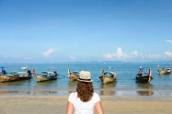 Žena hledá Krabi moře v Thajsku — Stock fotografie