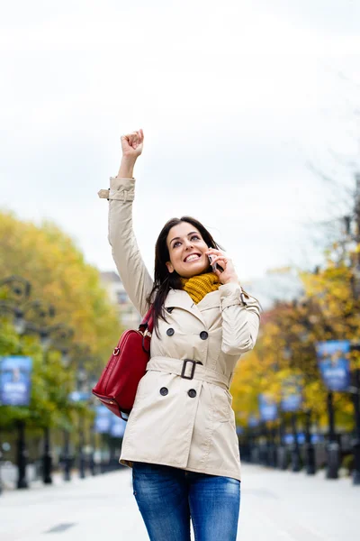 Femme réussie sur appel téléphonique cellulaire en automne — Photo