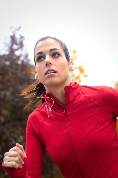 Жінка-спортсменка біжить в парку — стокове фото