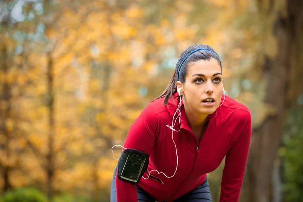 Atleta donna che fa un lavoro di corsa fuori riposo — Foto Stock