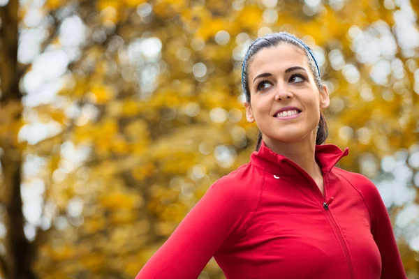 Erfolgreiche Sportlerin im Herbst-Porträt — Stockfoto