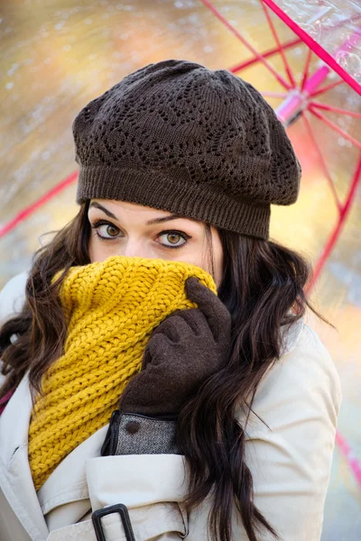 Woman shivering outside in cold autumn — Stock Photo, Image