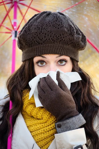 Mujer sonándose la nariz en otoño — Foto de Stock