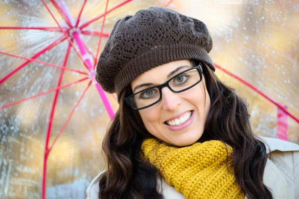 Woman with glasses and umbrella under autum rain — Stockfoto