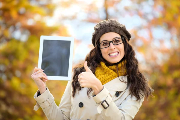 Donna di successo che tiene tablet digitale in autunno — Foto Stock