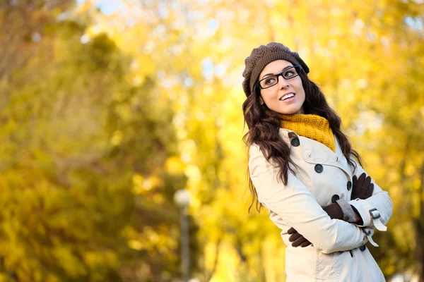 Gelukkig mode vrouw bril in autum — Stockfoto