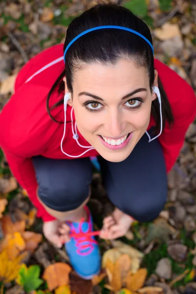 Весела жінка-спортсменка готова до бігу Стокове Фото