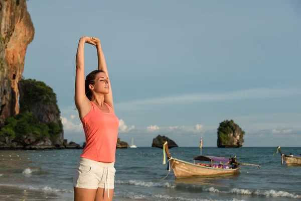 Mulher desportiva esticando os braços e relaxante — Fotografia de Stock