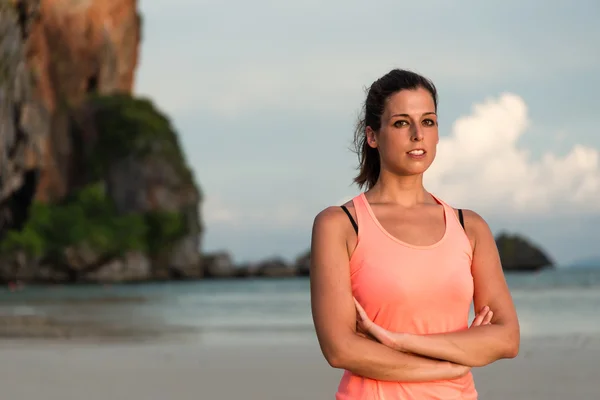 Kadın atlet portre sahilde — Stok fotoğraf