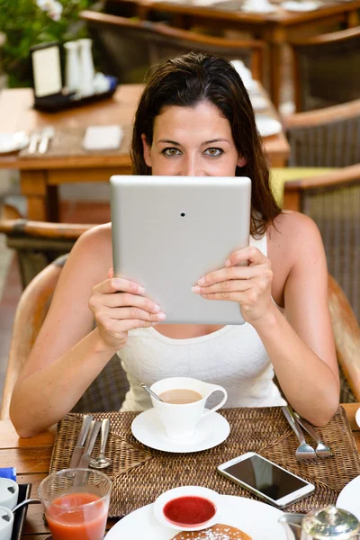 Donna che fa colazione e utilizza tablet digitale — Foto Stock