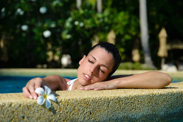 Женщина расслабляется в спа джакузи бассейн на открытом воздухе — стоковое фото