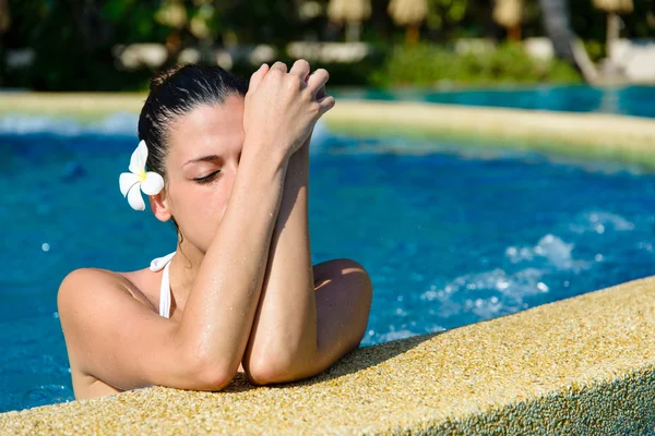 Mujer relajante en piscina jacuzzi spa —  Fotos de Stock