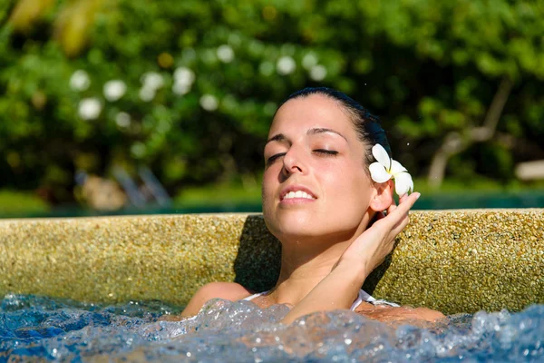 Relaxe no spa jacuzzi ao ar livre — Fotografia de Stock