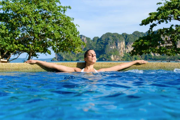 Жінка відпочиває в спа-басейні на курорті — стокове фото