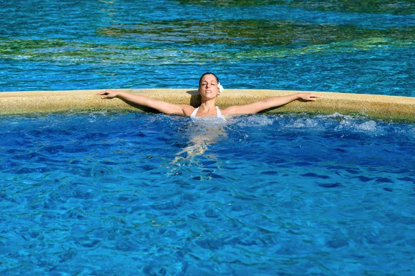 Γυναίκα χαλάρωσης και ανάπαυσης στην πισίνα σπα στο resort — Φωτογραφία Αρχείου