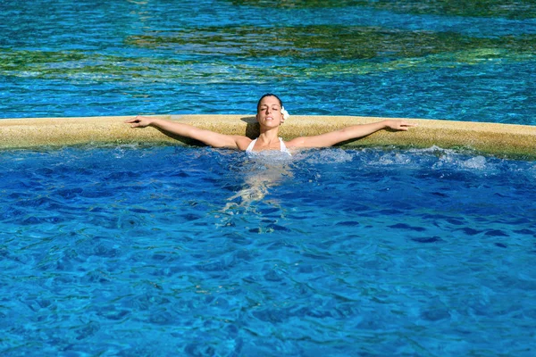 Frau entspannt sich im Wellness-Pool des Resorts — Stockfoto