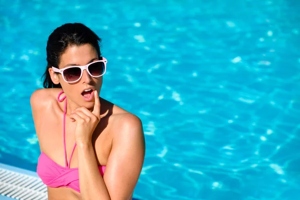 Surprised woman on summer vacation at swimming pool — Stock Photo, Image